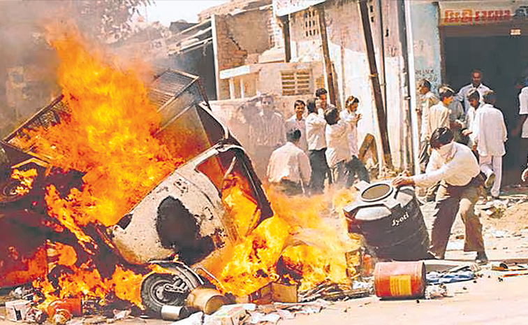 Gurgaon Riots మారిన మనిషి ఇస్తున్న హామీ! | Two photographs captured the worlds ...