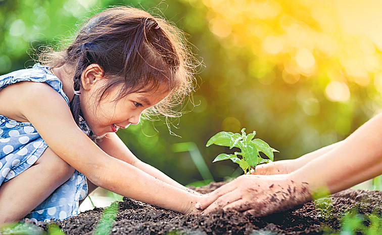 చిట్టి చేతుల్లో పచ్చని ప్రపంచం | Planting trees with children during ...