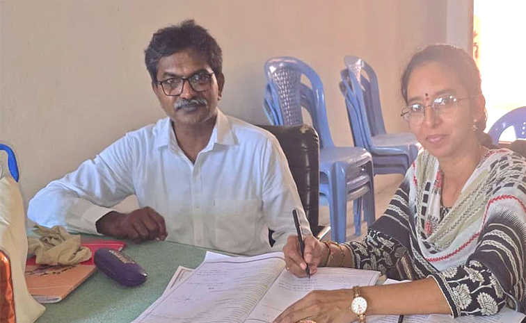 విద్యార్థిగా మారిన మావోయిస్టు మాజీ అగ్రనేత | Ex Maoist Leader Devji Wrote  His Inter Exam In Korutla | Sakshi