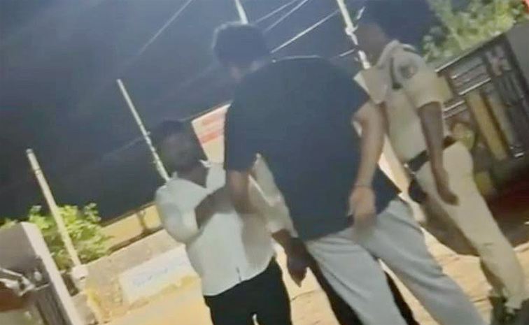 నా ట్రాక్టర్లనే ఆపుతారా.. కాంగ్రెస్ నాయకుడి హల్ చల్