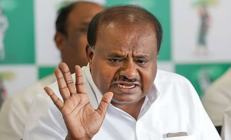 కుమారస్వామి భూమి వివాదంపై పోస్టర్లు, సీఎంపై ఆరోపణలు