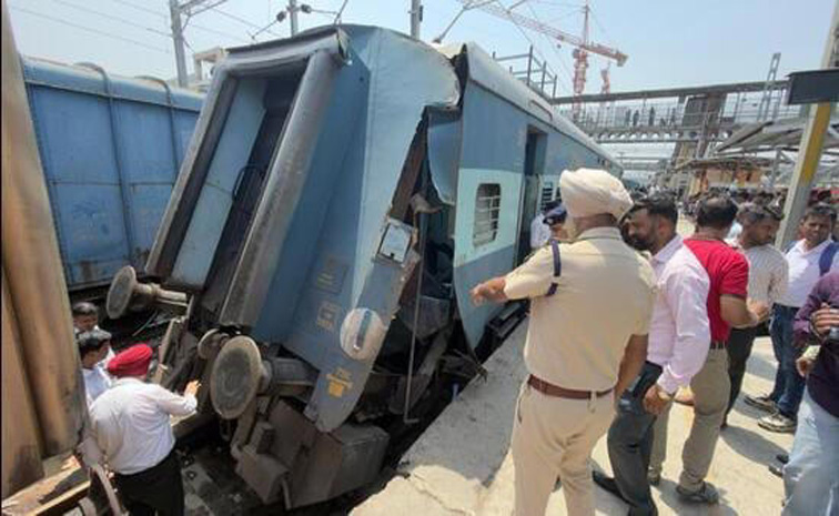 తప్పిన ఘోర రైలు ప్రమాదం.. కుప్పకూలిన బోగీ