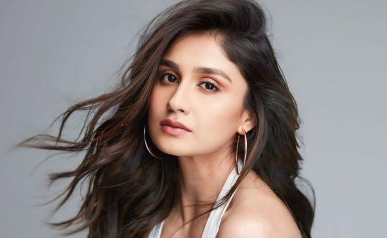 ట్రైన్ లో ఆర్ పీఎఫ్ సిబ్బందితో గొడవ.. నటిపై కేసు ట్రైన్ లో ఆర్ పీఎఫ్ సిబ్బందితో గొడవ.. నటిపై కేసు