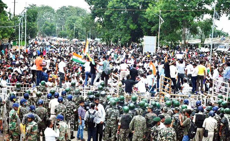 జార్ఖండ్ లో విద్యార్థుల రణరంగం