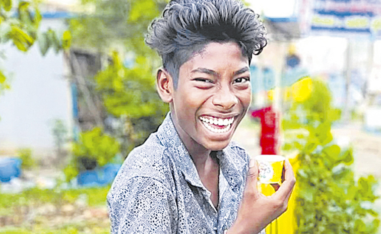నవ్వుతో నెట్టింట గెలిచాడు!