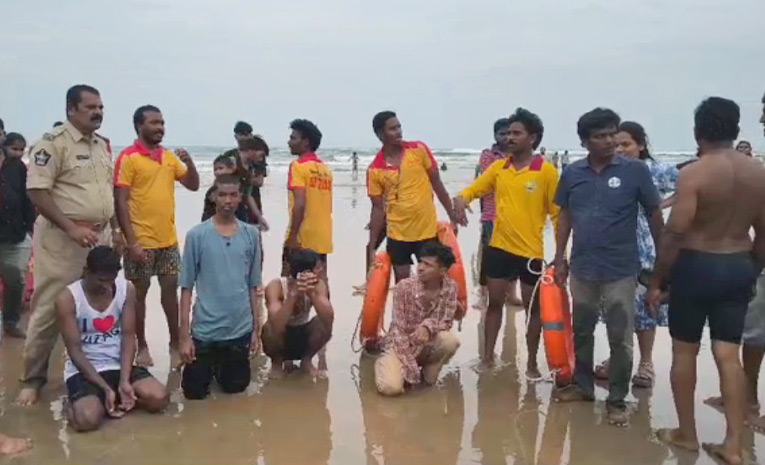 రుషికొండ బీచ్‌లో తప్పిన ప్రాణాపాయం