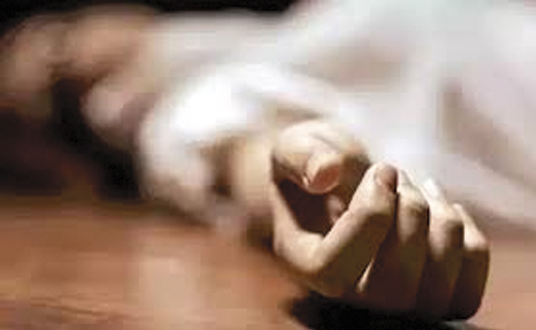 తల్లిని చంపి.. మృతదేహంపై బిడ్డను వదిలేశారు