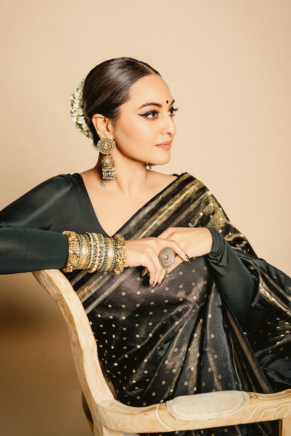 Sonakshi Sinha Shines Like A Queen In Black Saree2