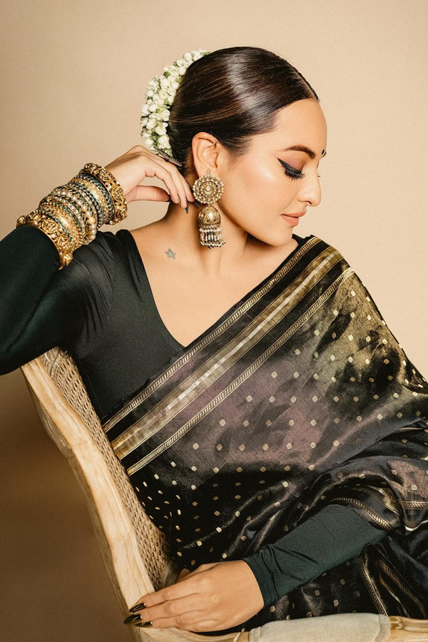 Sonakshi Sinha Shines Like A Queen In Black Saree5