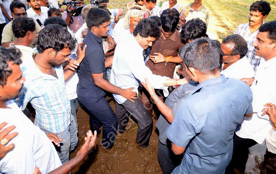 YS Jagan mohan reddy to visit Cyclone Victims in Godavari Districts - Sakshi6