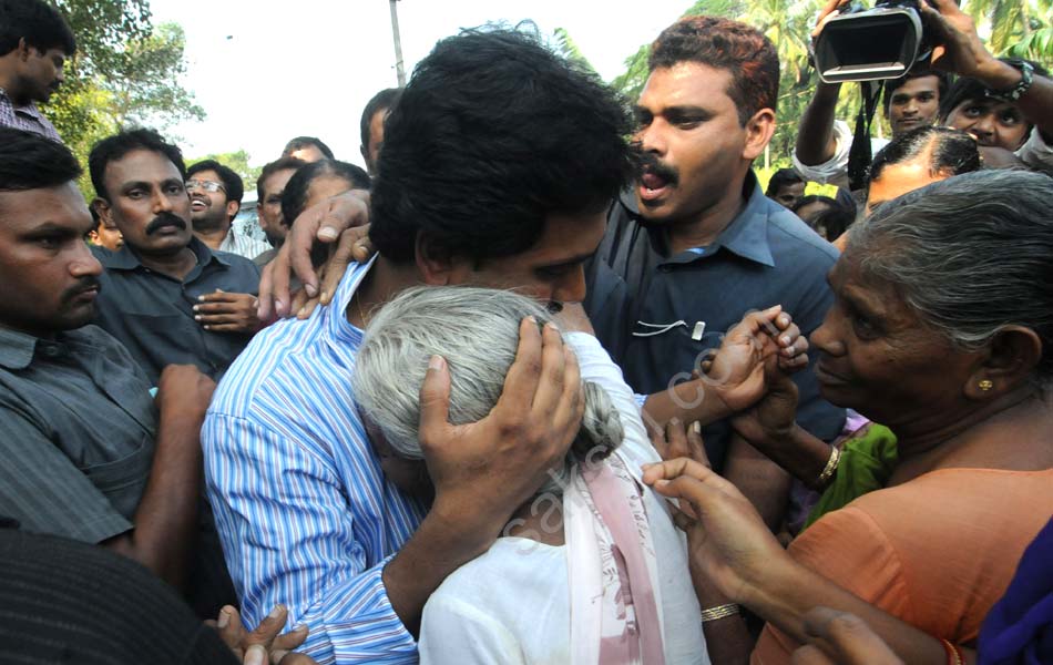 YS Jagan mohan reddy to visit Cyclone Victims in Godavari Districts - Sakshi25
