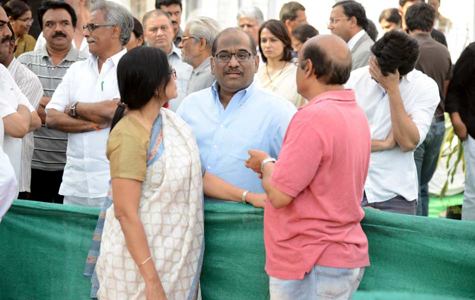 celebreties broke into tears with akkineni nageswara rao death - Sakshi48