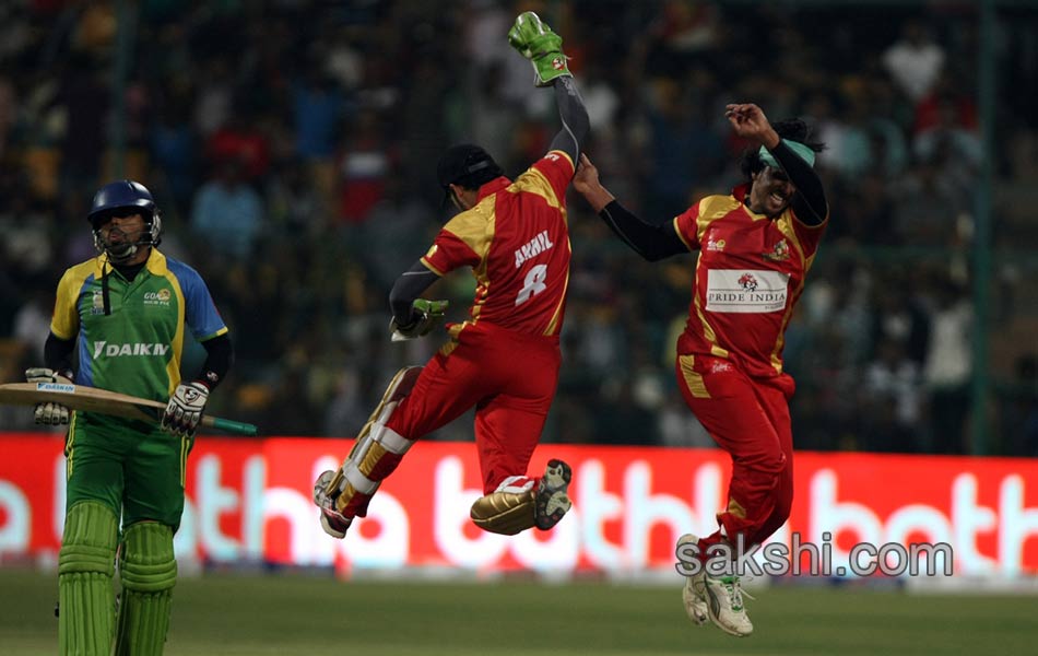 CCL 4 Terrific Victory For Kerala Strikers Beats Telugu Warriors By 4 Wickets44