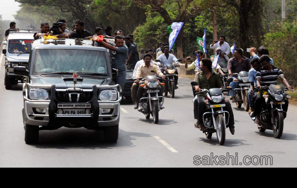 Jagan was received in great way in Gannavaram - Sakshi1