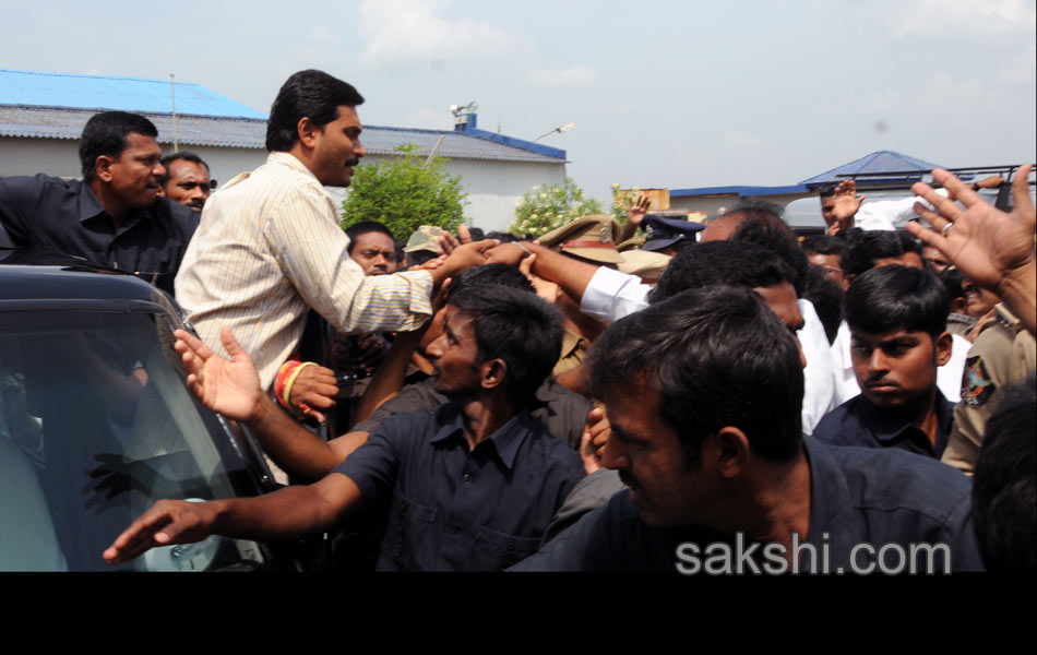 Jagan was received in great way in Gannavaram - Sakshi5