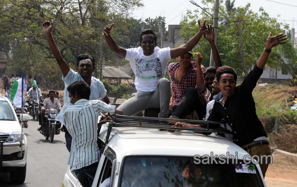 Jagan was received in great way in Gannavaram - Sakshi6