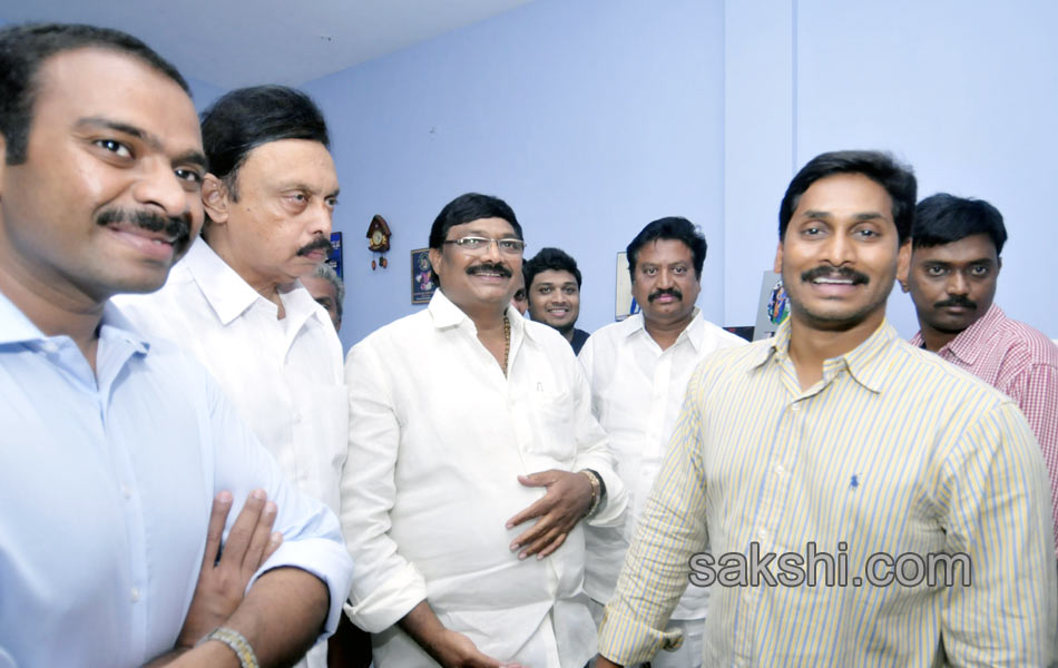 Jagan was received in great way in Gannavaram - Sakshi28