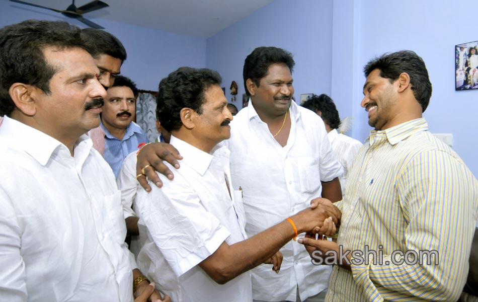 Jagan was received in great way in Gannavaram - Sakshi40