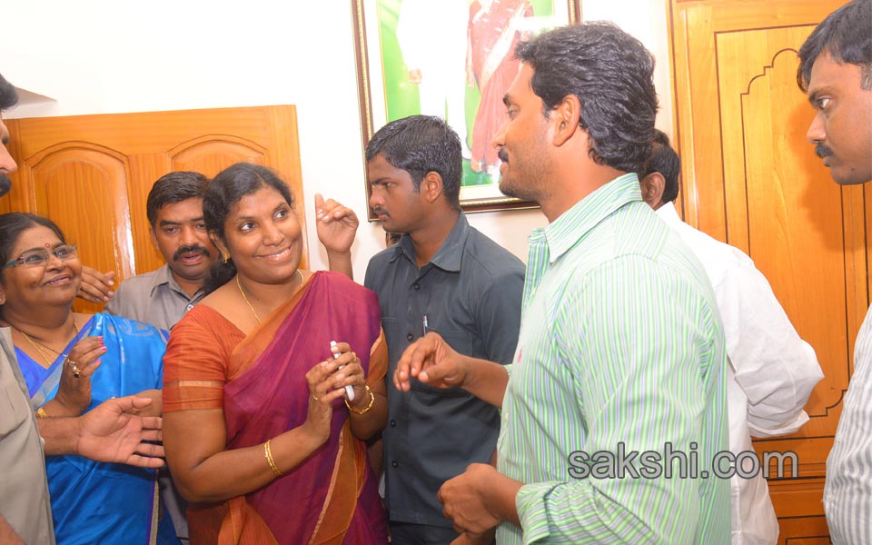 grand response for ys jagan mohan reddy road show - Sakshi4