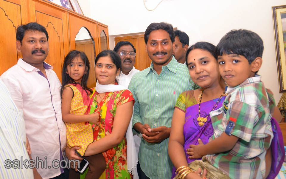 grand response for ys jagan mohan reddy road show - Sakshi7