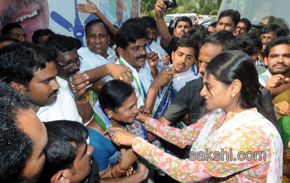 Sharmila s YSR Janpatham at Vinukonda - Sakshi5