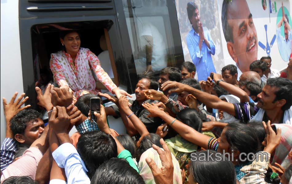 Sharmila s YSR Janpatham at Vinukonda - Sakshi13