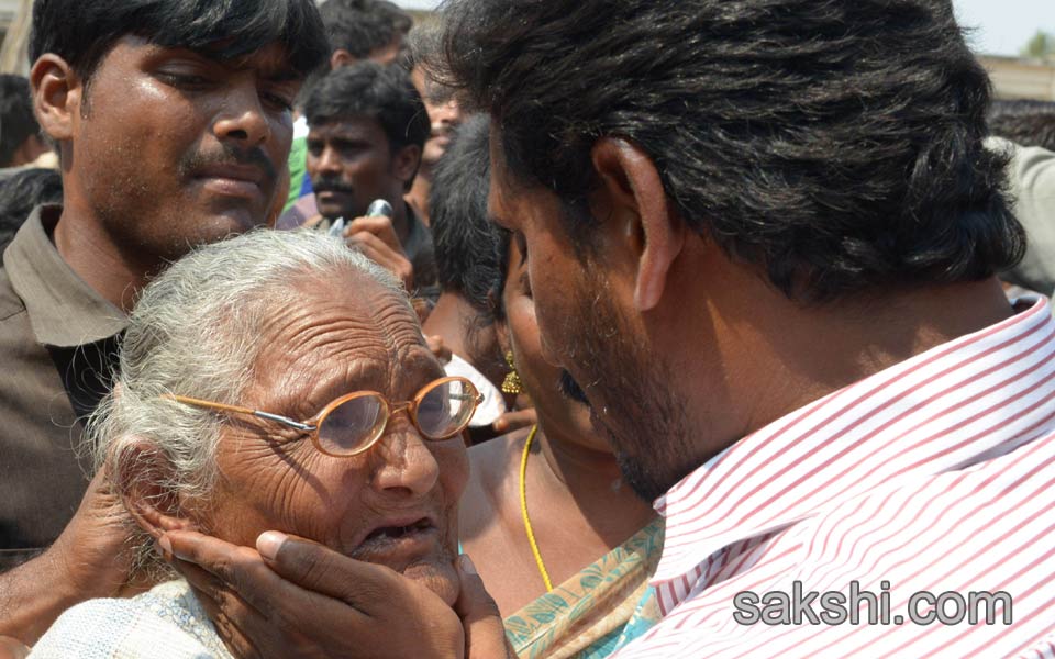 heavy response to ys jagan mohan reddy janapatham - Sakshi5