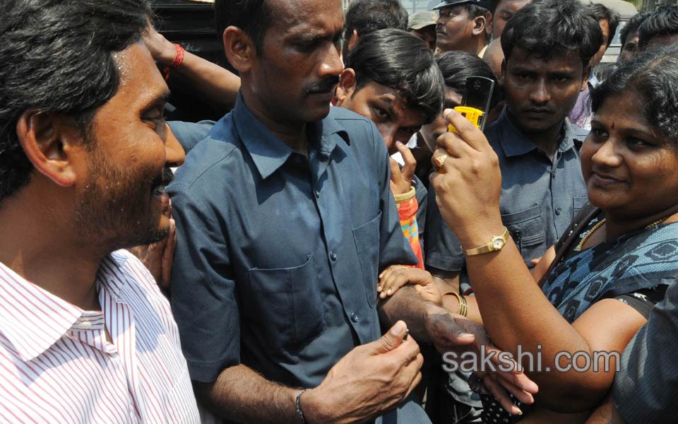 heavy response to ys jagan mohan reddy janapatham - Sakshi8
