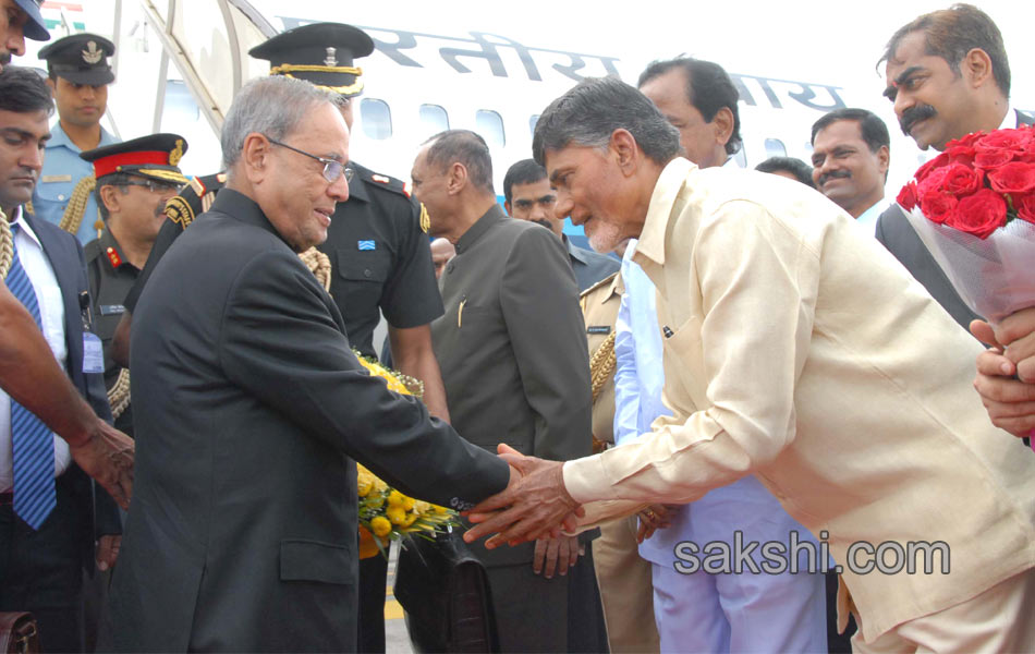 two chief ministers shake hands ahead of president tour - Sakshi1