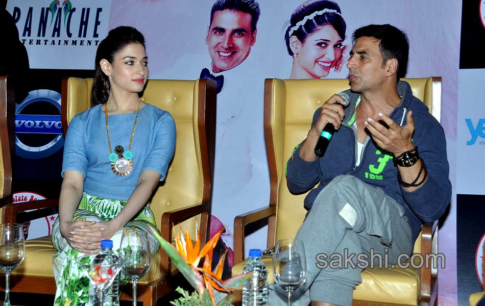 Akshay Kumar and Tamanna during their film Entertainment7