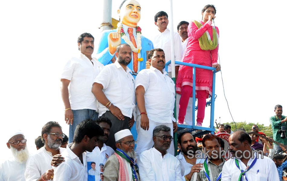 second day of ys sharmila paramarsha yatra17