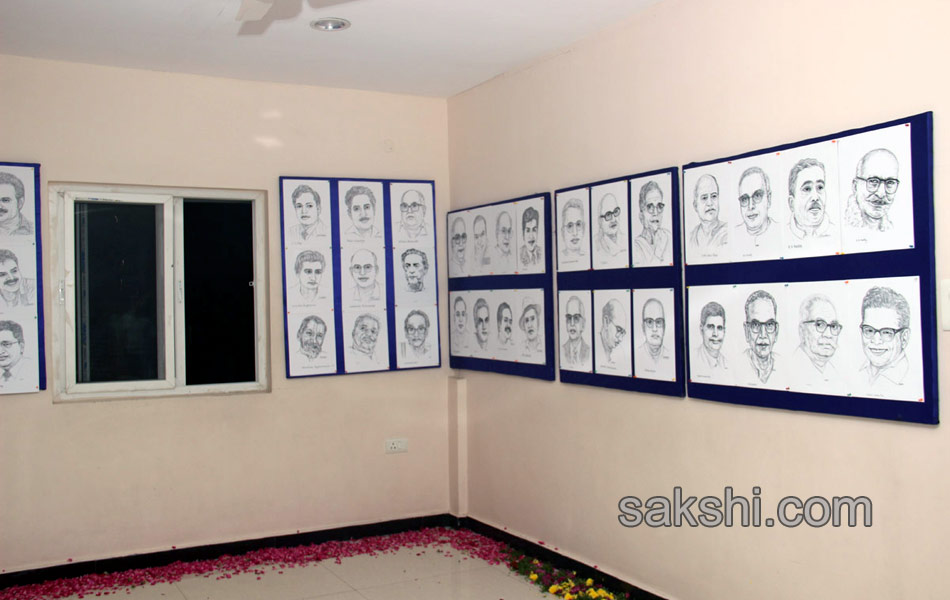 chiranjeevi arrived as cheif guest for bapu s pictures exibition4