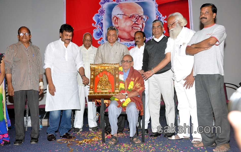 chiranjeevi arrived as cheif guest for bapu s pictures exibition8