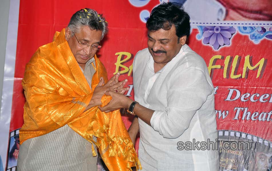 chiranjeevi arrived as cheif guest for bapu s pictures exibition9