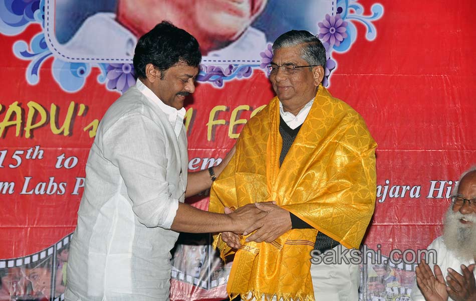 chiranjeevi arrived as cheif guest for bapu s pictures exibition10