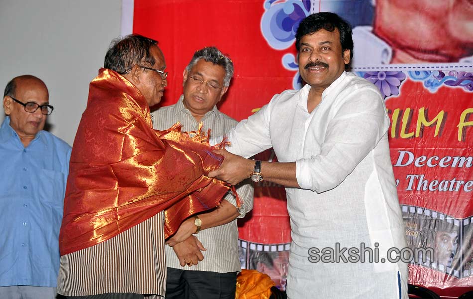 chiranjeevi arrived as cheif guest for bapu s pictures exibition13