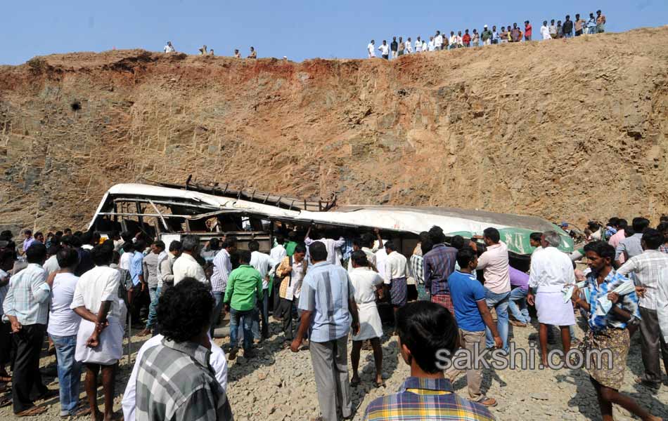 Bus falls into ravine killing 16 and injuring several others2