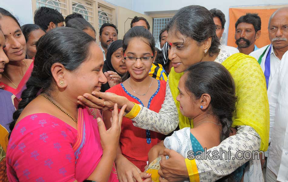 ys sharmila paramarsha yatra Fifth day4