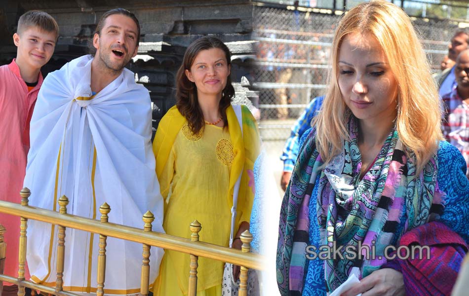 russians visit tirumala wearing sarees and dhotis13