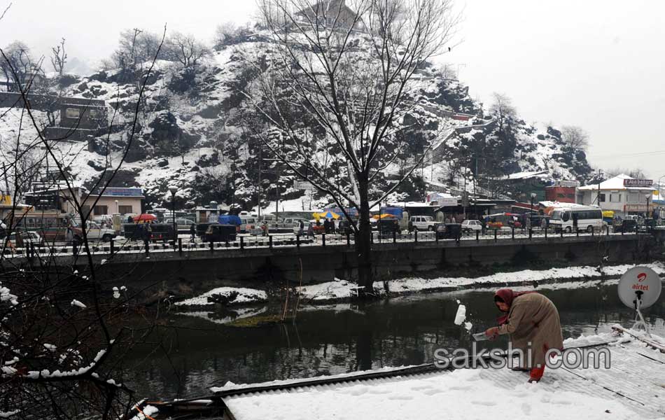 snow storm hits srinagar - Sakshi2
