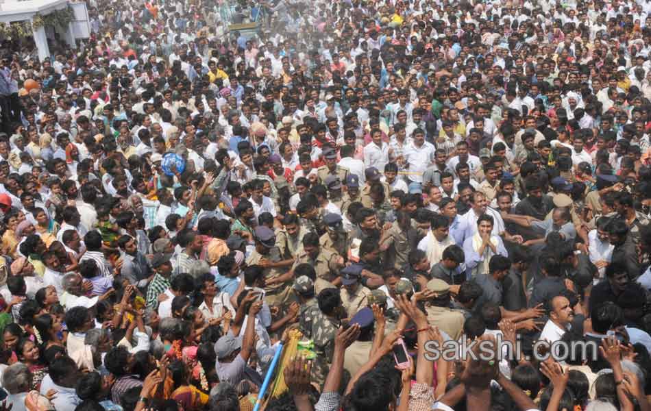 YS jagan mohan reddy attened ontimitta rathostavam - Sakshi2
