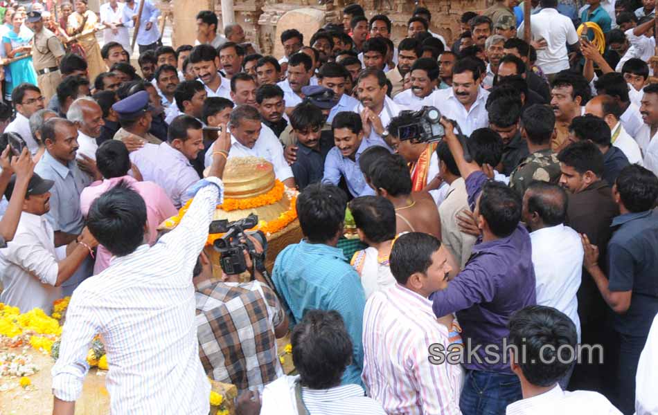 YS jagan mohan reddy attened ontimitta rathostavam - Sakshi8