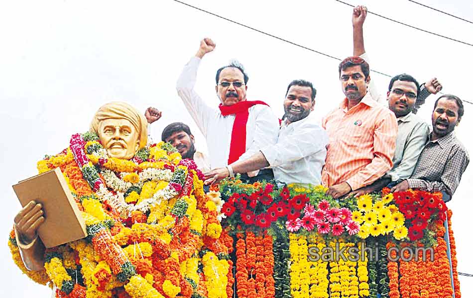 cm kcr pays tribute to activist Phule4