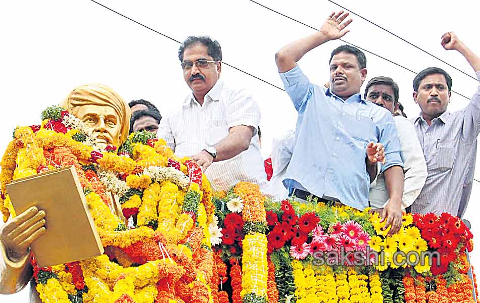 cm kcr pays tribute to activist Phule6