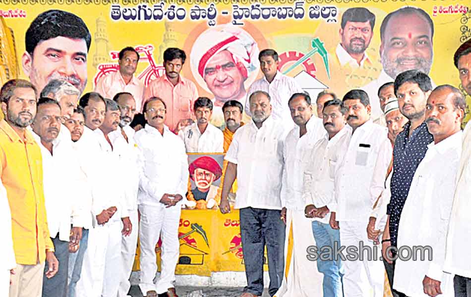 cm kcr pays tribute to activist Phule8