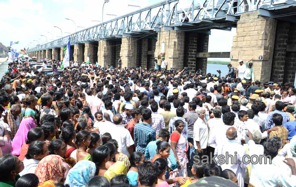 YS Jagan mohan reddy goes to prakasham barrage - Sakshi1