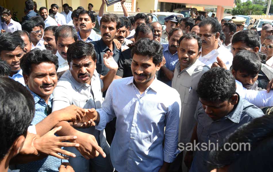 YS Jagan mohan reddy goes to prakasham barrage - Sakshi4