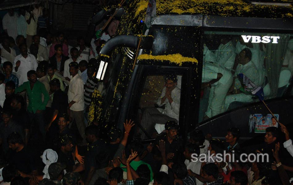 YS Jagan mohan reddy goes to prakasham barrage - Sakshi18