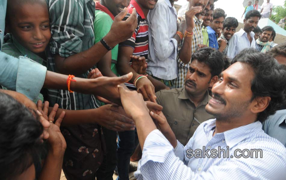 YS jagan mohan reddy tour in ananthapuram - Sakshi5