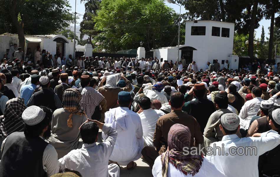 Militants kill 20 passengers in pakistan9